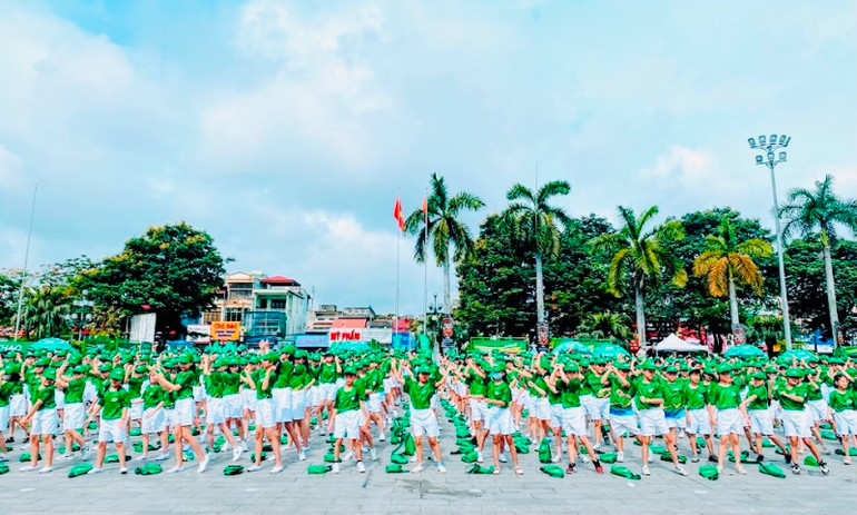 Đông đảo các em học sinh tiểu học tham gia đồng diễn thể dục. Phát động toàn dân tập luyện môn bơi, phòng chống đuối nước -0