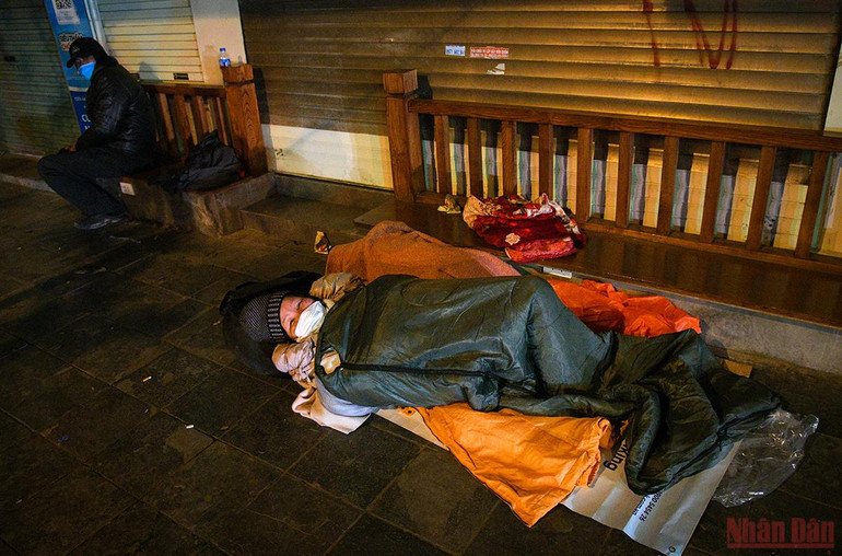 Hà Nội: Người lao động và người vô gia cư căng mình chống chọi với giá rét -0