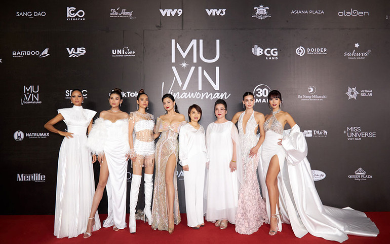 Ban giám khảo cuộc thi Hoa hậu Hoàn vũ Việt Nam 2022. Hoa hậu Natalie Glebova đứng thứ hai từ phải sang. Ba Hoa hậu Hoàn vũ có mặt tại Việt Nam -0