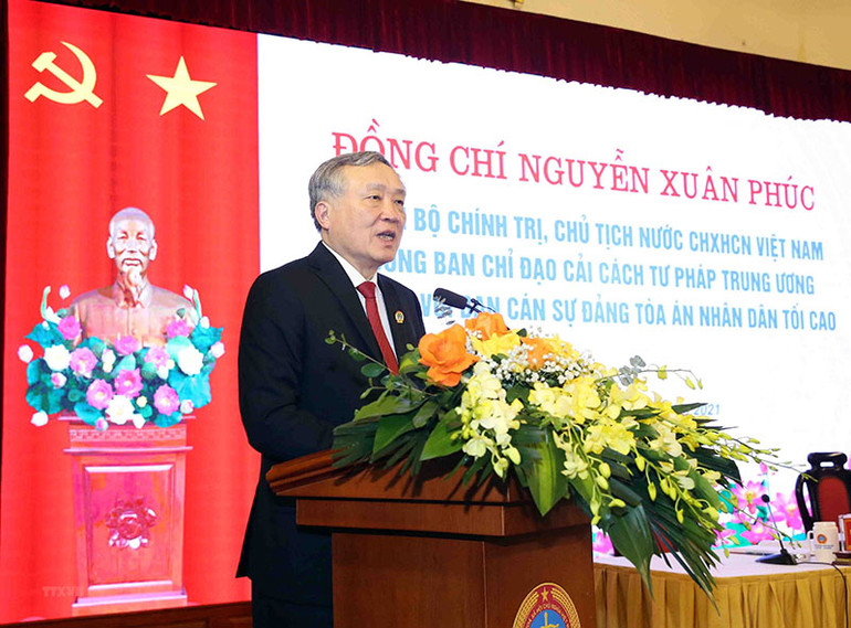 Đồng chí Nguyễn Hòa Bình, Ủy viên Bộ Chính trị, Bí thư Trung ương Đảng, Chánh án Tòa án nhân dân tối cao phát biểu. (Ảnh: TTXVN) Xây dựng tòa án và nền tư pháp công khai, minh bạch, vì nhân dân phục vụ -0