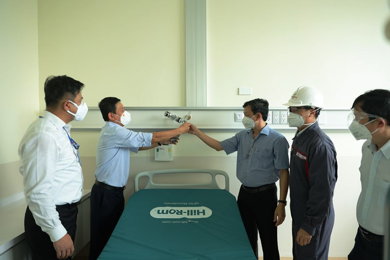 Bàn giao thiết bị điều trị bệnh nhân Covid-19 -0