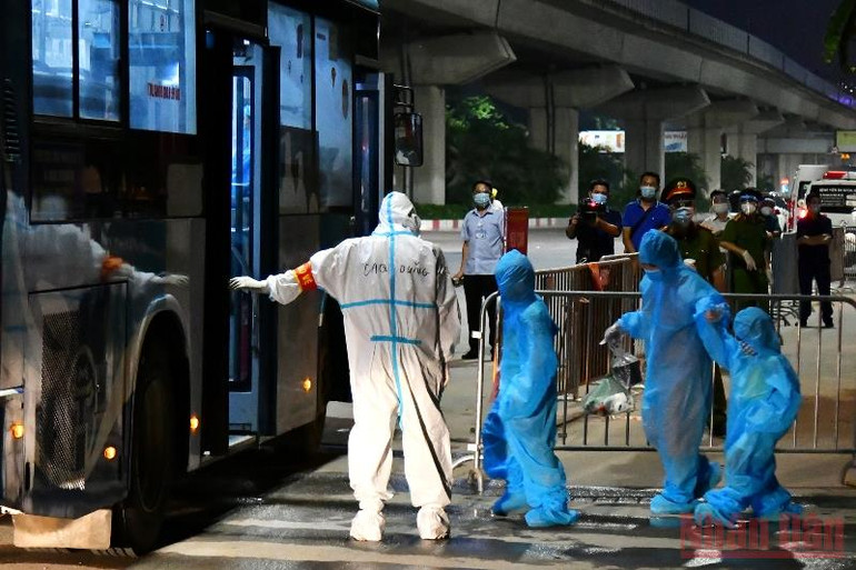 Di dời người dân tại “điểm đỏ” phường Thanh Xuân Trung đến nơi an toàn -0