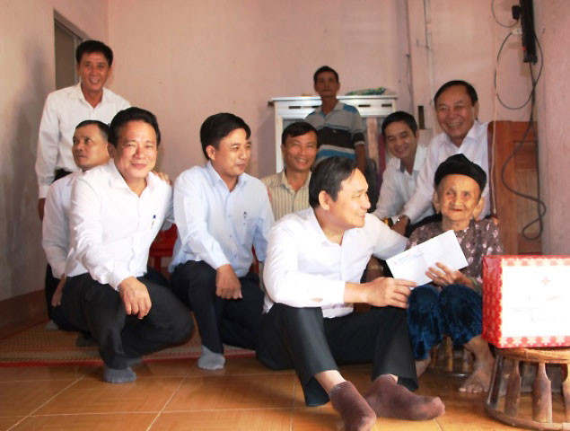 Lãnh đạo EVNSPC thăm và tặng quà Mẹ Việt Nam Anh hùng Kha Thị Yến. EVNSPC tổ chức Lễ kết nạp 12 đảng viên tại khu di tích đặc biệt quốc gia Tà Thiết -0