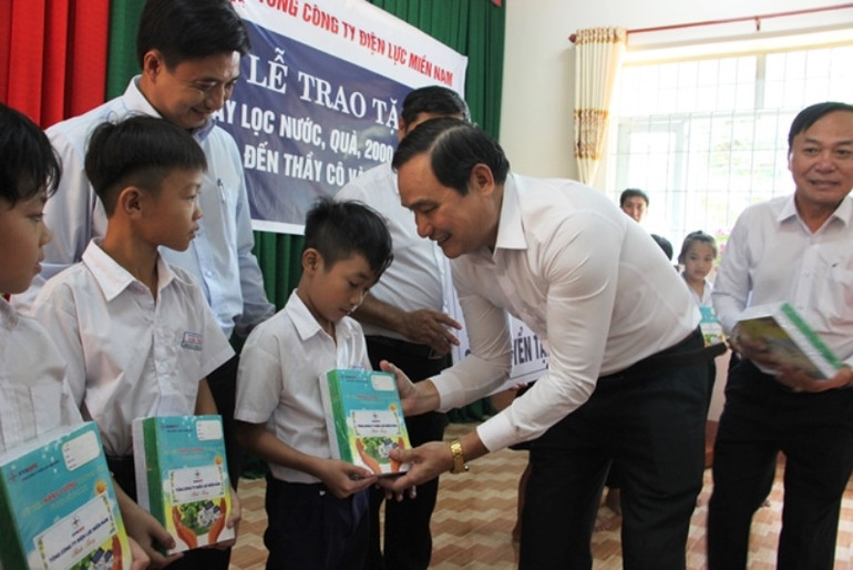 Lãnh đạo EVNSPC thăm và tặng quà cho học sinh Trường Tiểu học và Trung học cơ sở Lộc Ninh. EVNSPC tổ chức Lễ kết nạp 12 đảng viên tại khu di tích đặc biệt quốc gia Tà Thiết -0