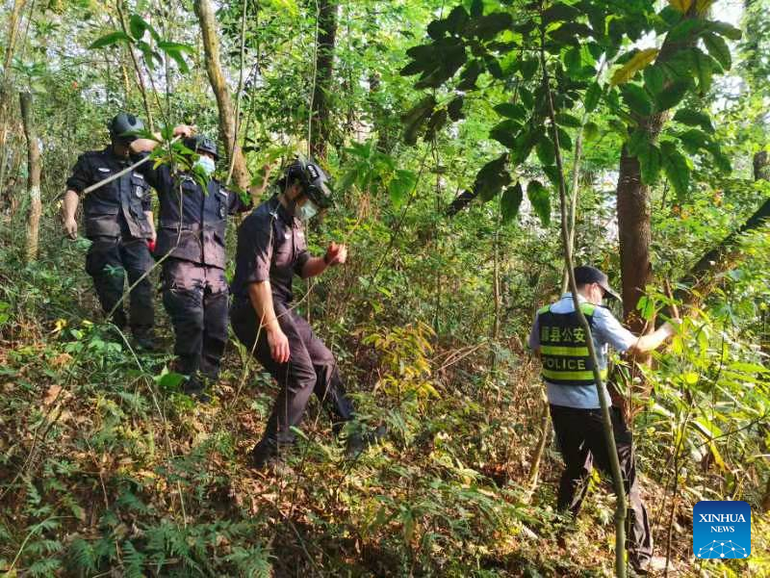 Rơi máy bay chở 132 hành khách ở Trung Quốc, không có dấu hiệu của người sống sót -0