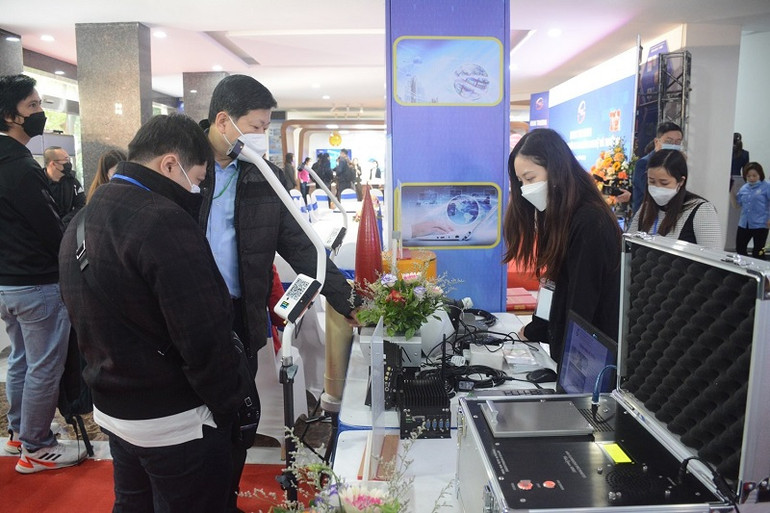 Khách tham quan tại sự kiện. (Ảnh: Quốc Duy) Khai trương Sàn giao dịch thông tin công nghệ và thiết bị -0