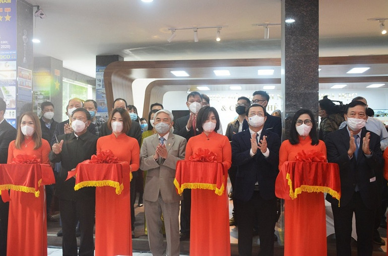 Cắt băng khai trương khu trưng bày của các doanh nghiệp thuộc Hiệp hội doanh nghiệp khoa học và công nghệ Việt Nam. (Ảnh: Quốc Duy) Khai trương Sàn giao dịch thông tin công nghệ và thiết bị -0