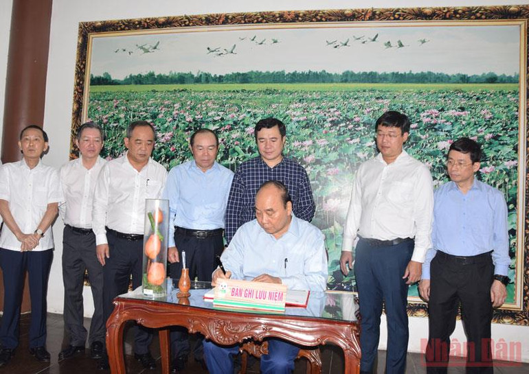 Chủ tịch nước Nguyễn Xuân Phúc viết cảm tưởng vào Sổ vàng tại Đền thờ Cụ Phó bảng Nguyễn Sinh Sắc. Chủ tịch nước khảo sát mô hình hợp tác xã, hội quán tại Đồng Tháp -0