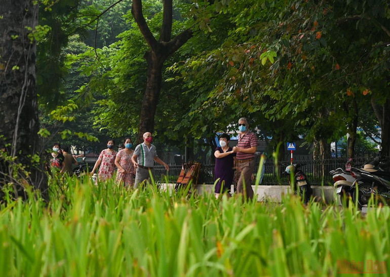 Người dân Hà Nội xuống đường tập thể dục sau nhiều ngày giãn cách -0