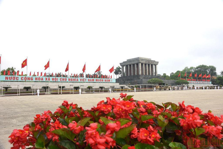 Lãnh đạo Đảng, Nhà nước vào Lăng viếng Chủ tịch Hồ Chí Minh nhân kỷ niệm 47 năm Ngày Giải phóng miền nam, thống nhất đất nước. -0