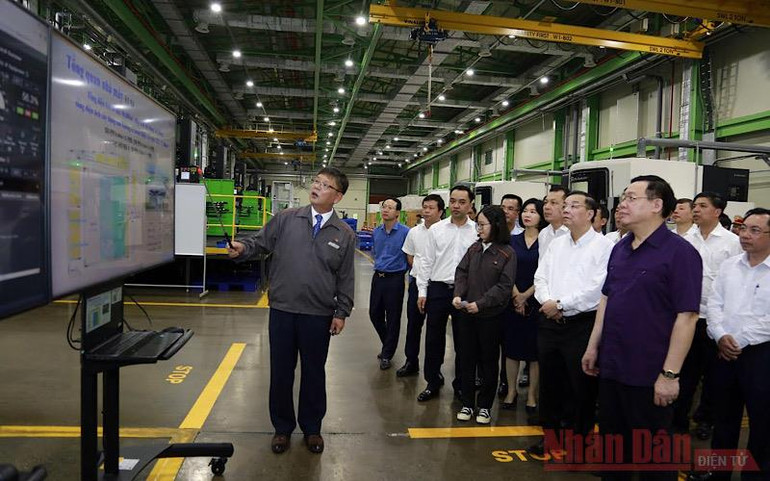 Toả rạng hào khí rồng bay -0