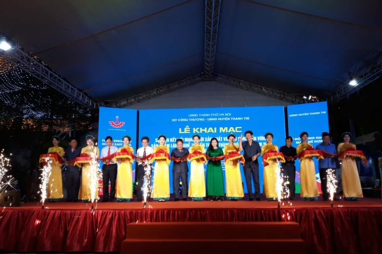Các đại biểu cắt băng khai mạc chương trình. Hà Nội kết nối Mạng lưới sản xuất và tiêu dùng bền vững sản phẩm làng nghề truyền thống -0