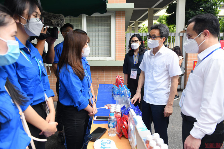 Phó Thủ tướng Vũ Đức Đam kiểm tra Kỳ thi tốt nghiệp THPT năm 2022 tại Hà Nội -0