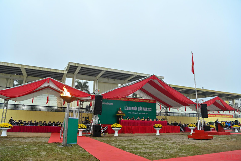 Sáng 16/2, lễ giao nhận quân năm 2022 được tổ chức trang trọng tại nhiều địa phương của Thành phố Hà Nội. (Ảnh: Duy Linh) 30 quận huyện, thị xã Hà Nội tổ chức lễ giao nhận quân năm 2022 -0