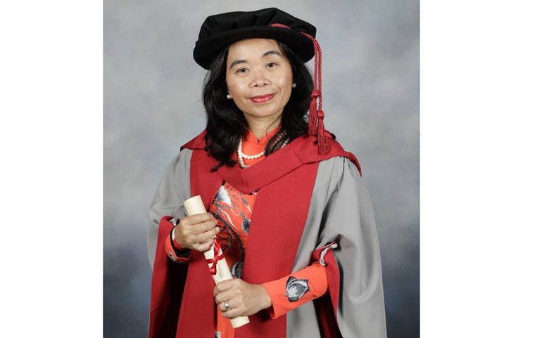 Nhà văn Nguyễn Phan Quế Mai nhận bằng Tiến sĩ của Trường đại học Lancaster, Anh ngày 16/12/2021. (Ảnh: FBNV) Nhà văn Nguyễn Phan Quế Mai - Có nhiều cơ hội cho văn học Việt Nam -0