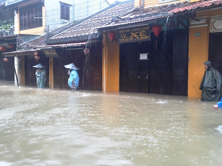 Phố cổ “dầm chân” trong nước. Chợ Hội An ngập nặng, phố cổ đối mặt với lũ dâng cao -0