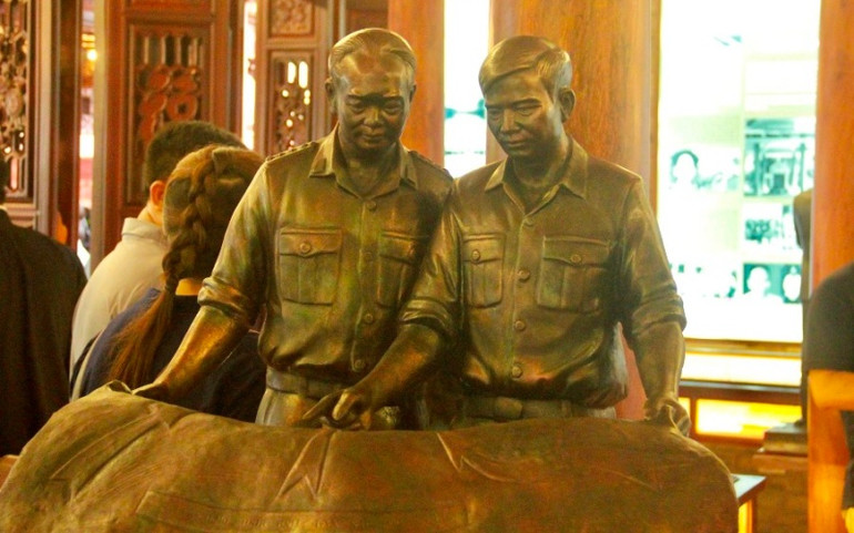 Bức tượng đôi Đại tướng Nguyễn Chí Thanh với Đại tướng Võ Nguyên Giáp được đặt ngay trung tâm của bảo tàng. A2_3-1656772201162.jpg