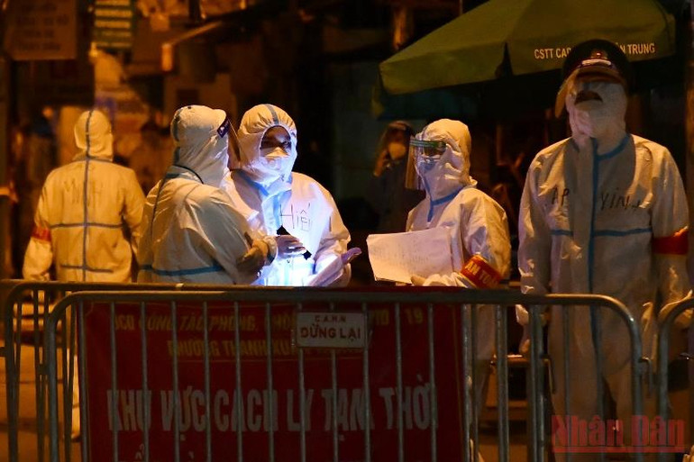 Di dời người dân tại “điểm đỏ” phường Thanh Xuân Trung đến nơi an toàn -0