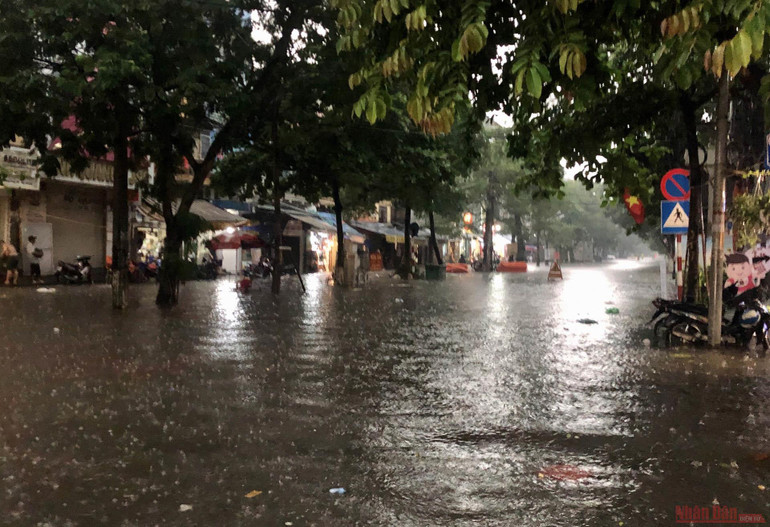 Ngập sâu, ùn tắc giao thông sau trận mưa lớn tại Hà Nội -2