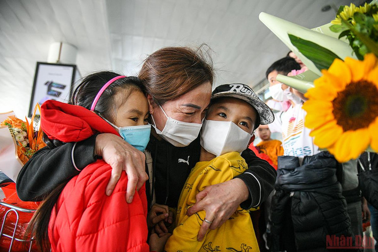 Đón công dân Việt từ Ukraine: Bồi hồi xúc động ngày về nhà -0