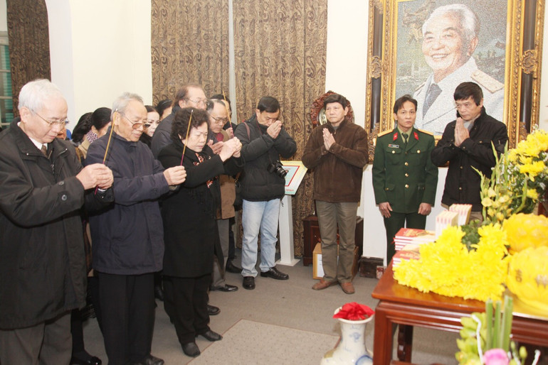 Bà Nguyễn Thị Mỹ Dung và gia đình dâng sách “Tri ân” lên bàn thờ Đại tướng tại 30 Hoàng Diệu, ngày 1/1/2014. Triển lãm thơ diễn ca lịch sử “Theo dấu chân Đại tướng” nhân kỷ niệm 110 năm ngày sinh Đại tướng Võ Nguyên Giáp -8