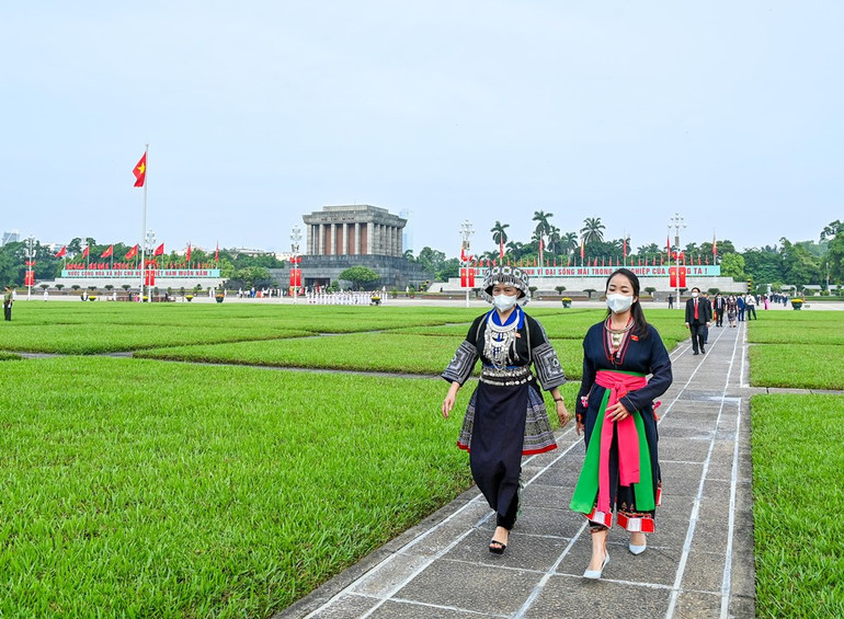 Các đại biểu Quốc hội vào Lăng viếng Chủ tịch Hồ Chí Minh -0