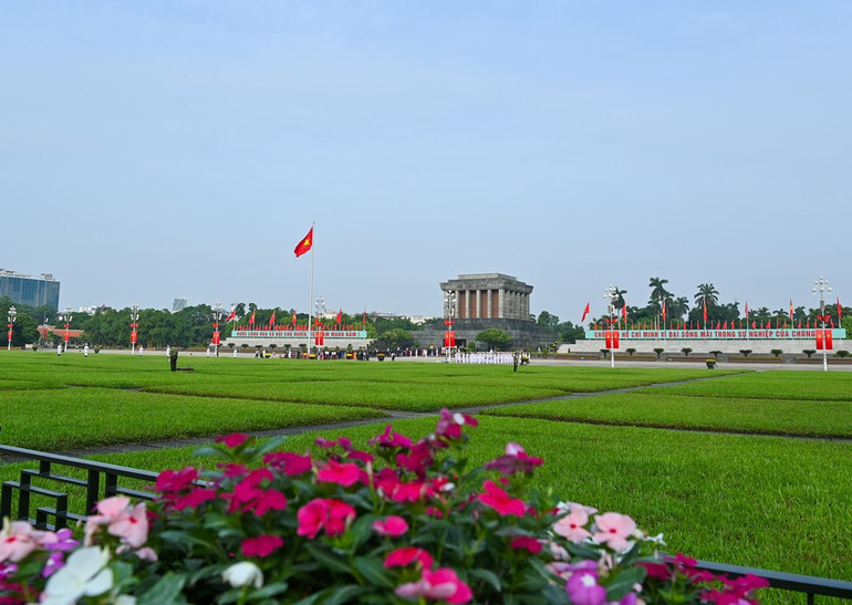 Các đại biểu Quốc hội vào Lăng viếng Chủ tịch Hồ Chí Minh -0