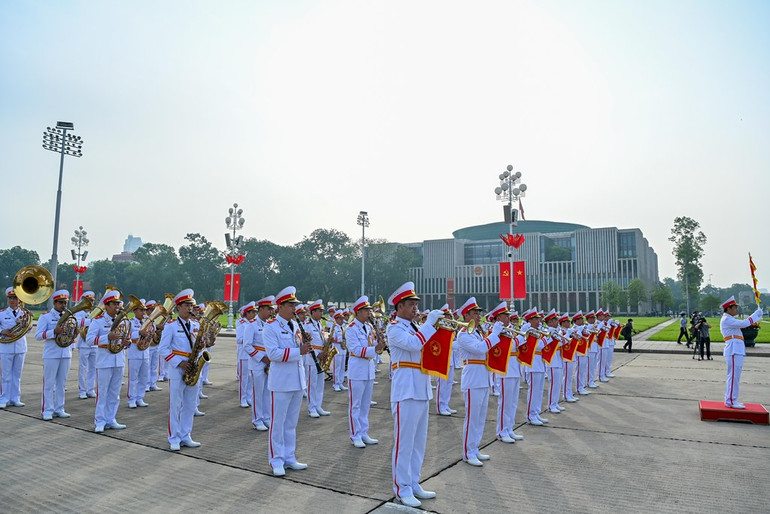 Các đại biểu Quốc hội vào Lăng viếng Chủ tịch Hồ Chí Minh -0