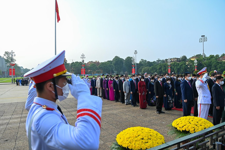 Các đại biểu Quốc hội vào Lăng viếng Chủ tịch Hồ Chí Minh -0