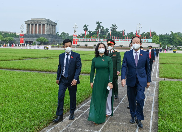Các đại biểu Quốc hội vào Lăng viếng Chủ tịch Hồ Chí Minh -0