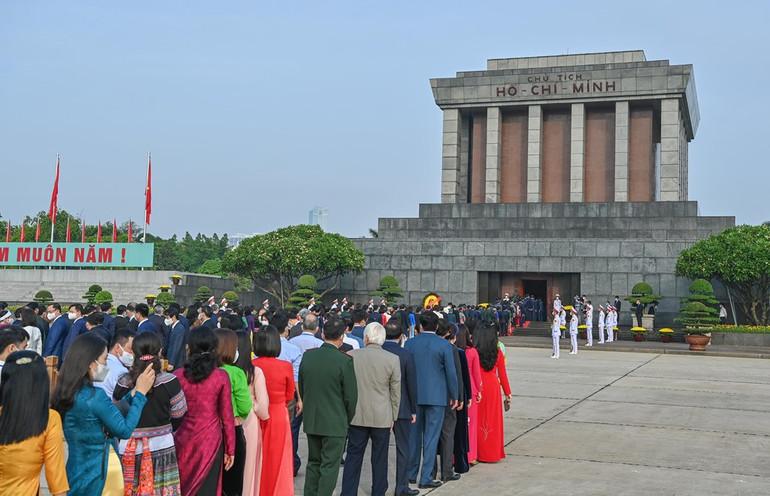 Các đại biểu Quốc hội vào Lăng viếng Chủ tịch Hồ Chí Minh -0