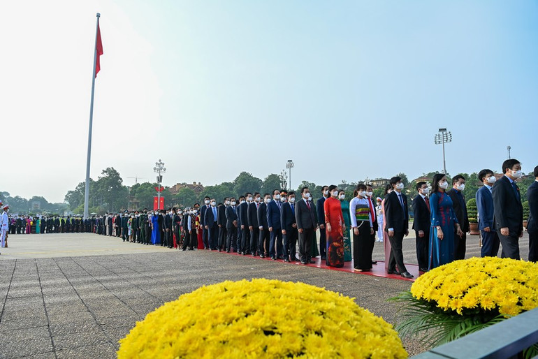 Các đại biểu Quốc hội vào Lăng viếng Chủ tịch Hồ Chí Minh -0