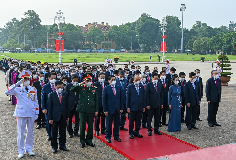 Các đại biểu Quốc hội vào Lăng viếng Chủ tịch Hồ Chí Minh -0