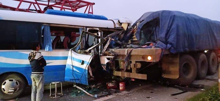 Hòa Bình: Xe khách va chạm xe tải, bốn người thương vong -0