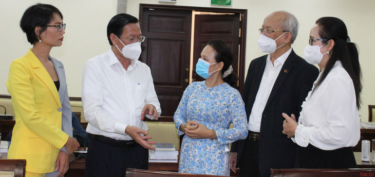 Các văn nghệ sĩ trao đổi với lãnh đạo thành phố. Thành phố Hồ Chí Minh họp mặt văn nghệ sĩ -0