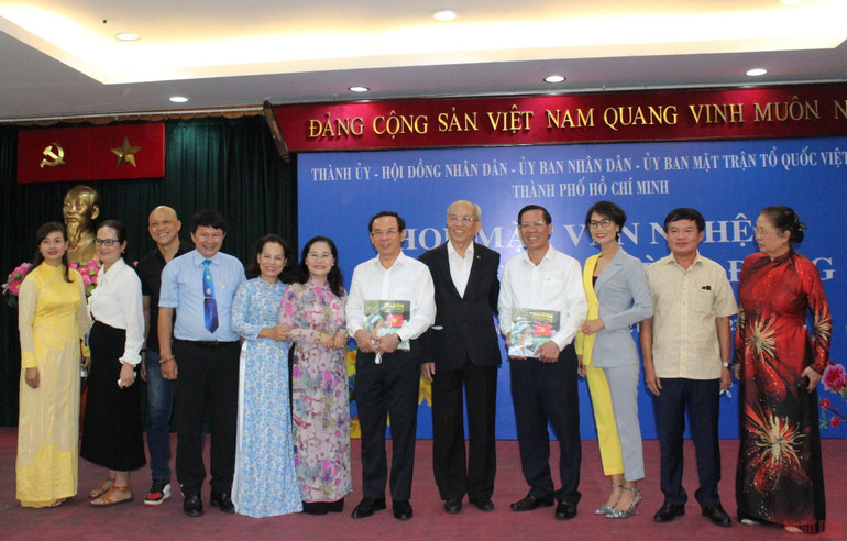 Các văn nghệ sĩ chụp hình lưu niệm với lãnh đạo thành phố Hồ Chí Minh. Thành phố Hồ Chí Minh họp mặt văn nghệ sĩ -0