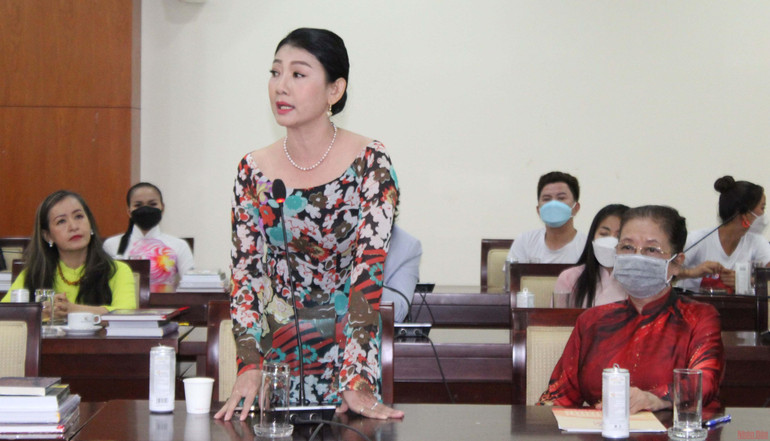Nghệ sĩ ưu tú Mỹ Uyên phát biểu tại buổi họp mặt. Thành phố Hồ Chí Minh họp mặt văn nghệ sĩ -0