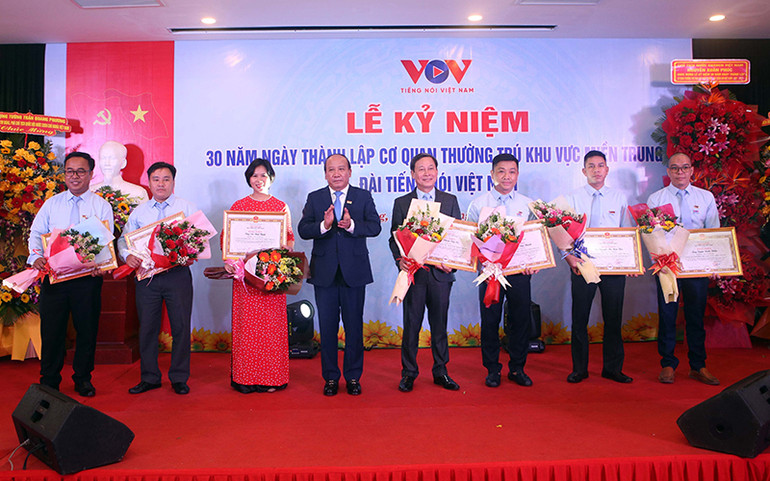 Lãnh đạo Đài Tiếng nói Việt Nam tặng Bằng khen cho tập thể và 6 cá nhân VOV miền trung. Kỷ niệm 30 năm thành lập Cơ quan thường trú Đài Tiếng nói Việt Nam tại miền trung -0