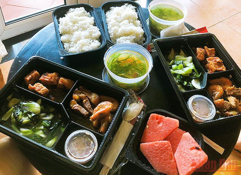 Trong 2 ngày, Quảng Nam đón 755 bà con từ phía nam về quê bằng máy bay -0