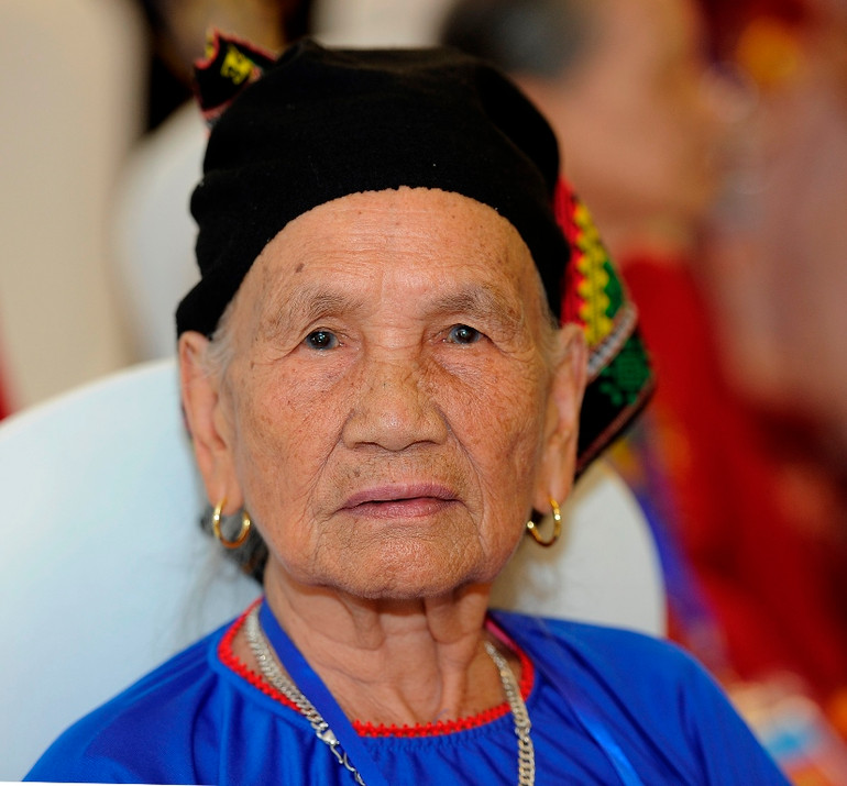 Mẹ về dự lễ -0