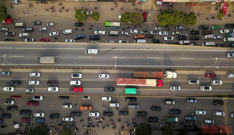 Hà Nội: Người dân lỉnh kỉnh đồ đạc về quê ăn Tết, nhiều tuyến đường ùn ứ -0