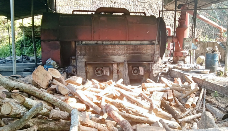 Lốp ô-tô được đưa vào lò nung chảy để sản xuất dầu DO, xả khói và bụi gây ô nhiễm môi trường. Xưởng sản xuất dầu DO gây ô nhiễm môi trường -0