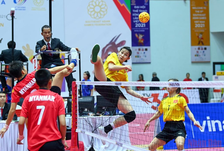 Người hâm mộ phấn khích với màn trình diễn của cầu mây nữ Việt Nam -0