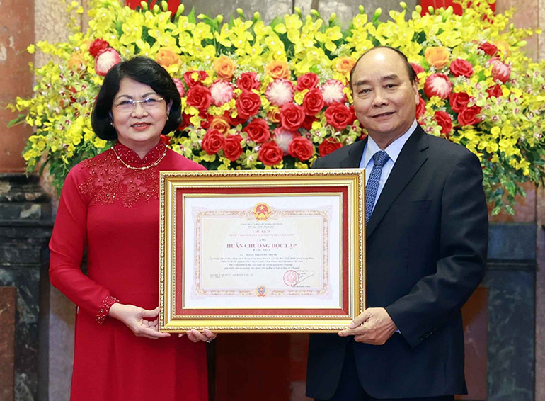 Chủ tịch nước Nguyễn Xuân Phúc trao Huân chương Độc lập hạng Nhất cho đồng chí Đặng Thị Ngọc Thịnh, nguyên Ủy viên Trung ương Đảng, nguyên Phó Chủ tịch nước. (Ảnh: TTXVN) Chủ tịch nước trao Huân chương Độc lập cho nguyên Phó Chủ tịch nước và nguyên Chủ nhiệm Văn phòng Chủ tịch nước -0