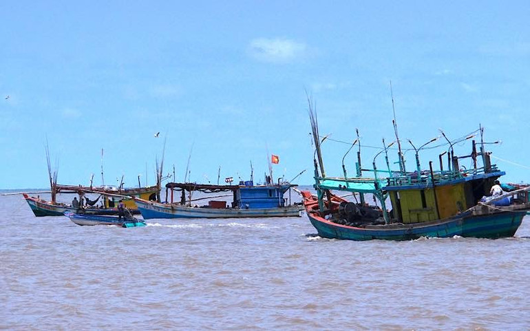 Tại buổi kiểm tra vào chiều 31-3, tàu cá công suất lớn ở miền biển Khánh Hội duy chuyển vào bờ thuận lợi. Khắc phục tình trạng tàu cá “mắc cạn” ở miền biển Cà Mau -0