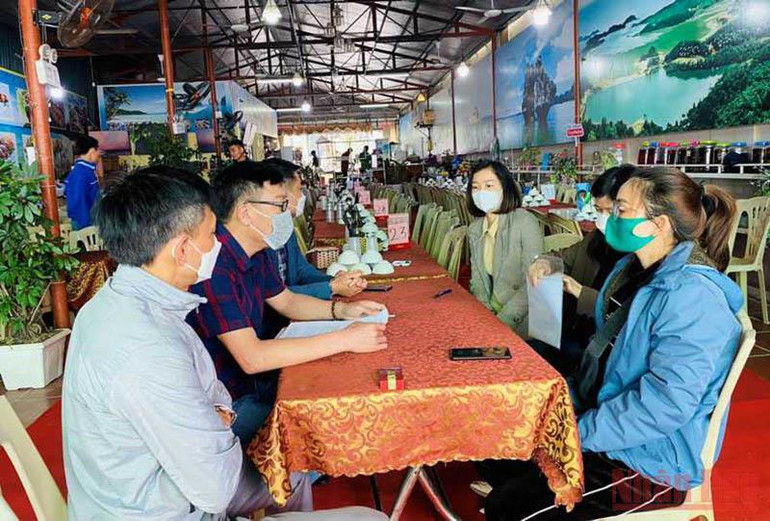 Đoàn kiểm tra liên ngành của huyện Cô Tô kiểm tra xác minh thông tin phản ánh của khách hàng với chủ nhà hàng Đảo Ngọc. Quảng Ninh đón hơn 300 nghìn lượt khách du lịch trong kỳ nghỉ lễ -0