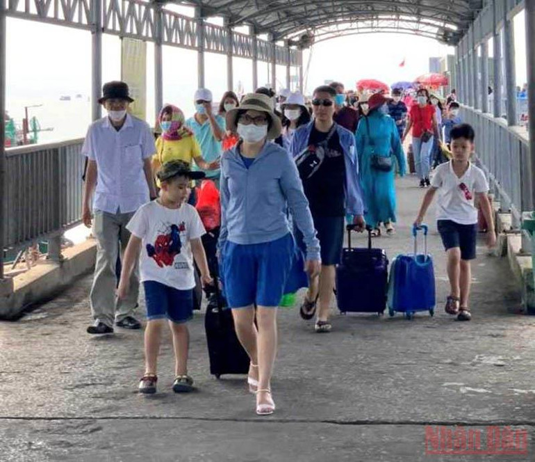 Lượng khách lên đảo Cô Tô trong kỳ nghỉ lễ tăng mạnh. Quảng Ninh đón hơn 300 nghìn lượt khách du lịch trong kỳ nghỉ lễ -0
