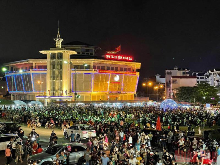 Thành phố Móng Cái đón lượng khách tăng đột biến trong kỳ nghỉ lễ. Quảng Ninh đón hơn 300 nghìn lượt khách du lịch trong kỳ nghỉ lễ -0