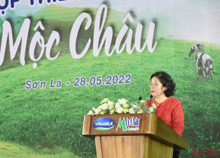 Bà Mai Kiều Liên, Tổng Giám đốc Vinamilk phát biểu khai mạc tại Lễ khởi công. Thủ tướng Phạm Minh Chính dự Lễ khởi công dự án “Tổ hợp Thiên đường sữa Mộc Châu” -1