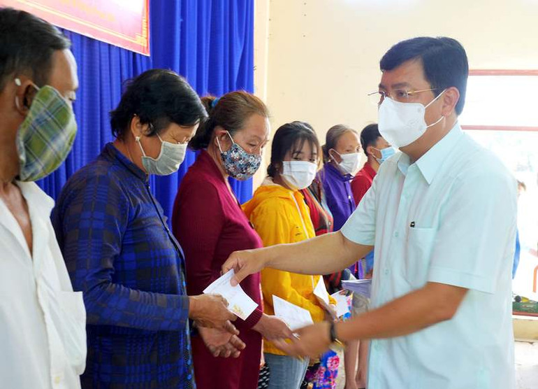 Lãnh đạo tỉnh Cà Mau kiểm tra công tác phòng dịch, tặng quà Tết hộ nghèo -0